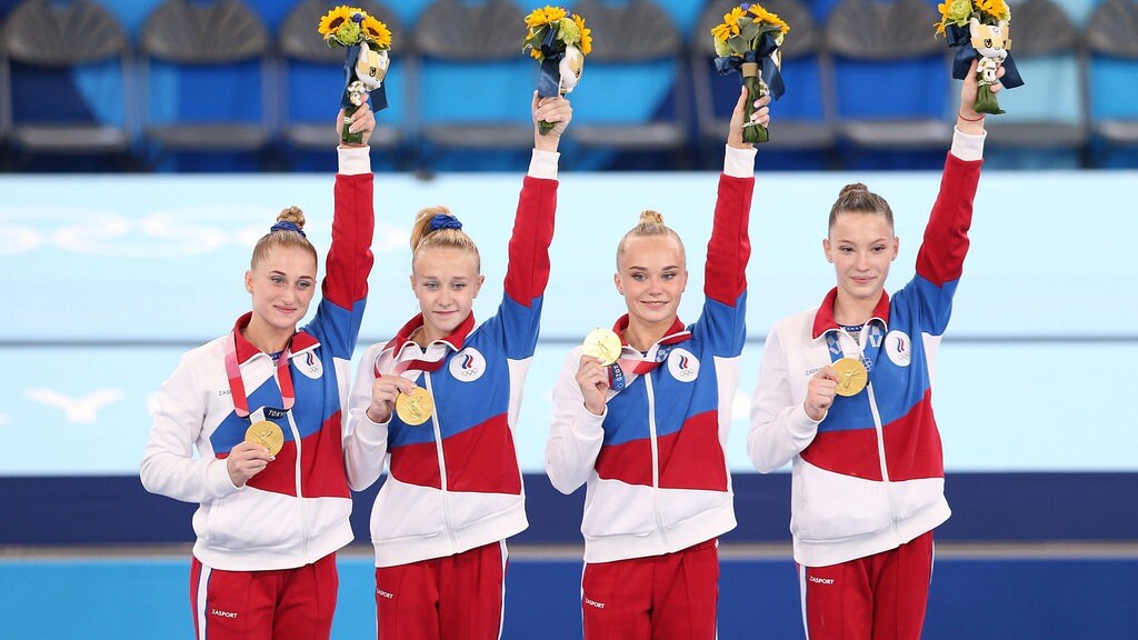 Zwei Russische Mädchen Spielen Mit Starker Mann Zwei Russische Mädchen Spielen Mit Starker Mann